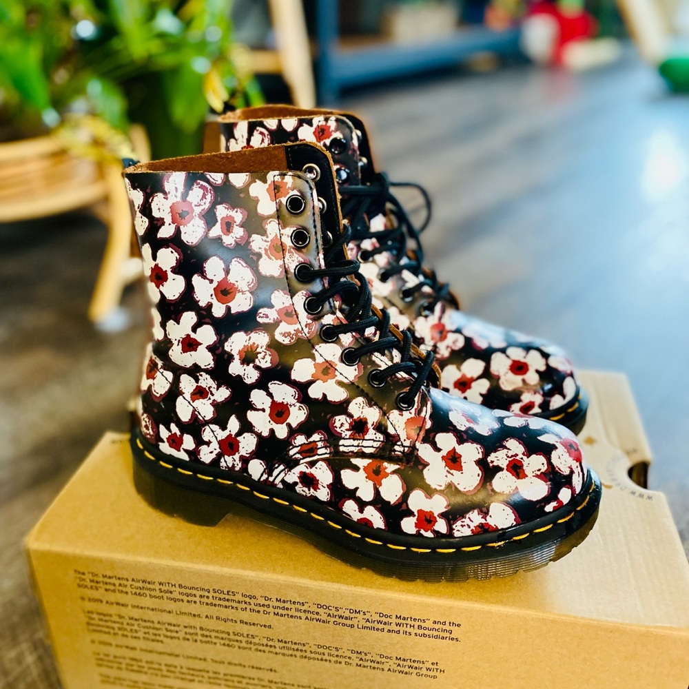 DR MARTENS Pansy Fayre Black White Red Leather 1460 Boots - UK4 / EUR37 - US 6 - Picture 5 of 7